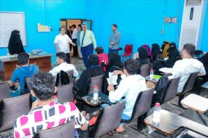 رئيس جامعة عدن يتفقد سير العملية التعليمية في كليتي الآداب والإعلام ومركز المرأة
