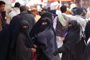 القبض على فتاة بتهمة ابتزاز تاجر بصور خادشة