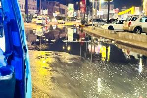 غياب الحلول.. شوارع عدن تغرق في مياه الصرف الصحي