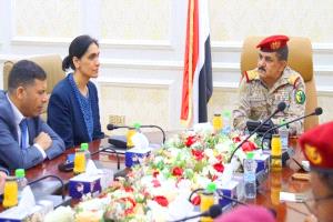وزير الدفاع يبحث مع سفيرة بريطانيا دعم الاستقرار وحرية الملاحة
