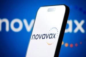 نوفافاكس ترتفع بقوة بعد موافقة FDA على لقاح "نوفاكسوفيد" لكبار السن والمصابين