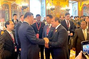 في الساحة الحمراء.. لحظة دافئة بين السيسي وشي تعكس توازنات الشرق الصاعد