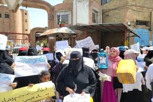نساء تعز يصرخن في وجه التجاهل: لا كهرباء ولا ماء ولا كرامة