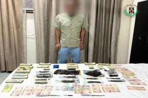 عدن.. الإطاحة بأحد أخطر مروّجي المخدرات وضبط كميات من الحشيش وأموال بحوزته