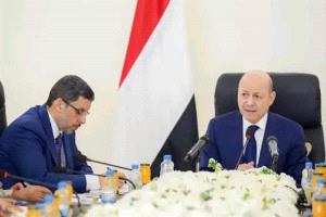 تصعيد سياسي.. خلافات حادة بين العليمي وبن مبارك تنذر بإعادة تشكيل الحكومة