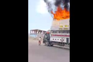 صعقة كهربائية تحصد حياة شخص وتُشعل حريقًا مدمرًا في شاحنة بضائع
