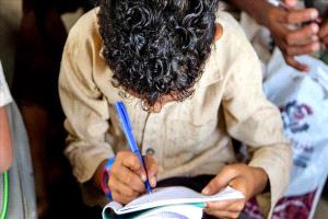 الحوثيون يمنعون تدريس الإنكليزية قبل الصف الرابع
