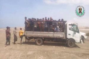 ضبط 119 مهاجرًا أفريقيًا و4 مهربين قبالة سواحل الصبيحة