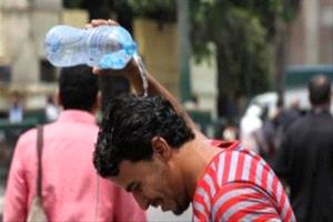 أبرزها شرب السوائل.. نصائح طبية للتعامل مع موجة الحر
