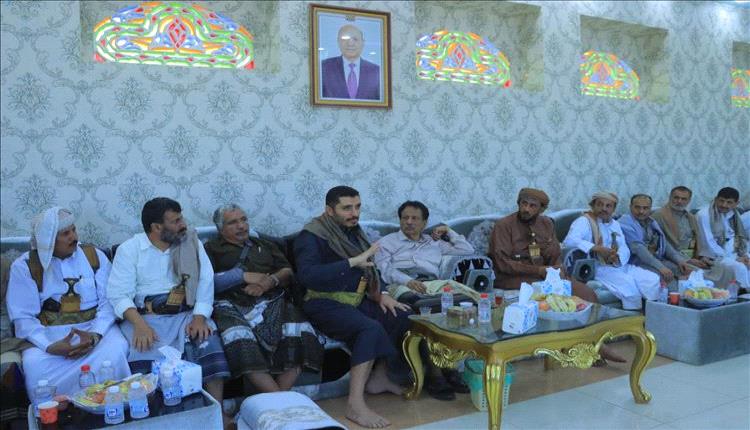 محافظ المهرة يتابع قضية مقتل الطفل همام الجرادي ويؤكد ملاحقة الجاني للعدالة
