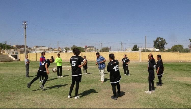 "لن تتخلى عن حلمنا".. شابات سوريات يتحدين النزوح بكرة القدم