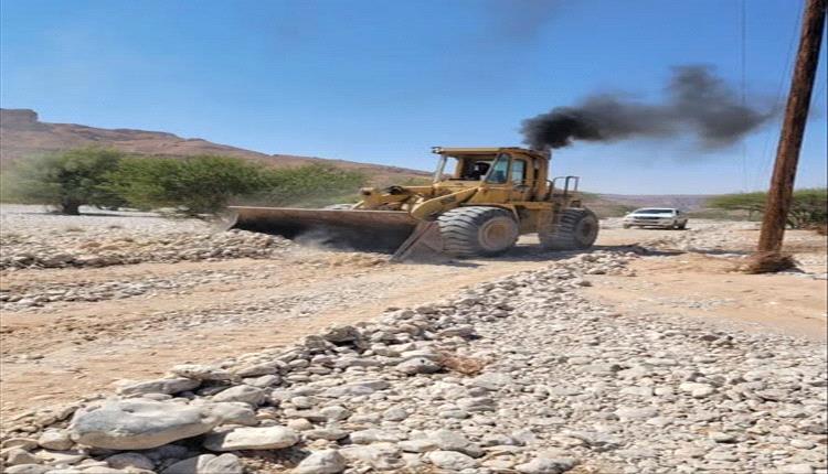 شبوة تبدأ صيانة طرق وادي جردان المتضررة جراء السيول
