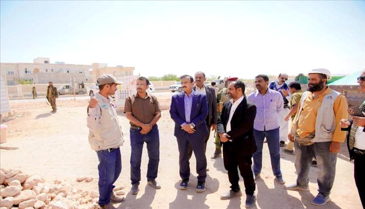 محافظ شبوة يتفقد التوسعة الجديدة للمدينة الطبية في عتق