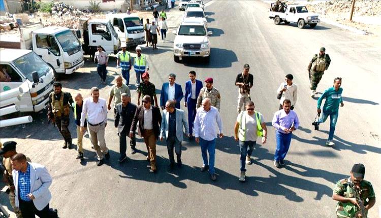 محافظ حضرموت يتفقد جسر المنورة ويطلع على سير الأعمال في مشروع خور المكلا
