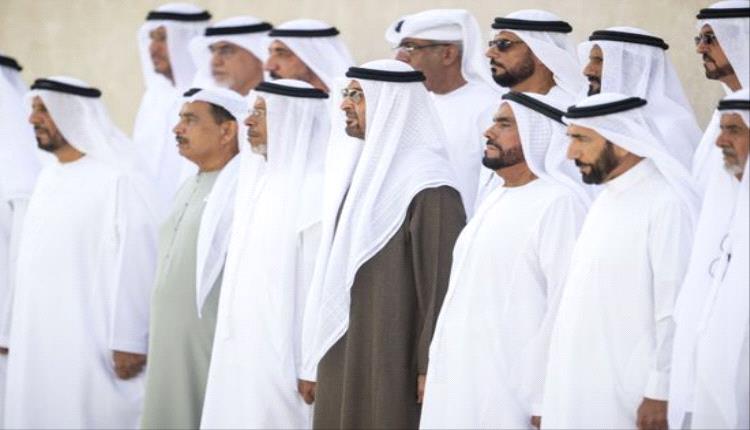 محمد بن زايد يرفع علم الإمارات في أبوظبي احتفاءً بـ يوم العلم