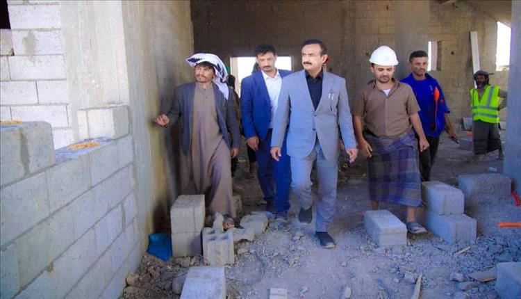 بن الوزير يتفقد مشروع كلية الطب في شبوة ويوجّه بتجميل الحرم الجامعي

