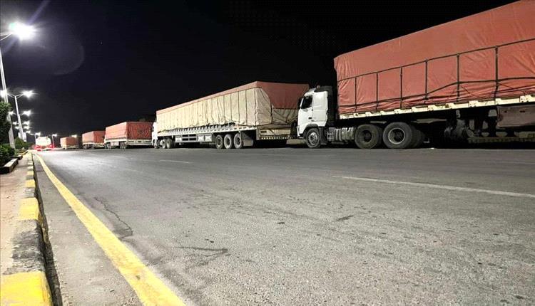 إضراب شاحنات سيئون يشلّ حركة النقل احتجاجًا على جبايات غير قانونية
