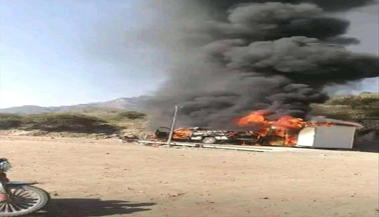 احتجاج بالنار.. مواطن في دمت يحرق سيارته رفضًا للجبايات الحوثية المتصاعدة