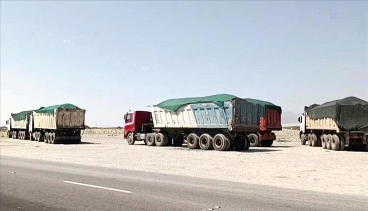 أبين: جبايات تفوق قيمة الحمولة تُوقف عشرات الشاحنات لثلاثة أيام