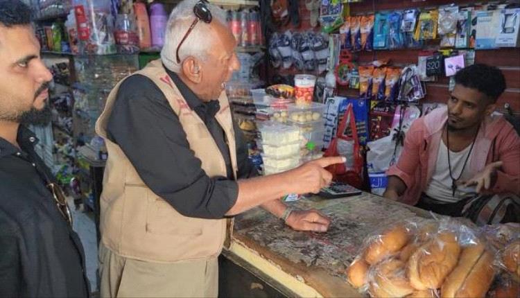 حملة رقابية بعدن تُغلق محلات مخالفة وتضبط أسعار المواد الغذائية والمطاعم