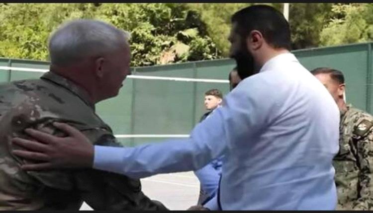 قبيل زيارته إلى واشنطن.. الشرع يلعب كرة السلة مع قائد قوات التحالف الدولي ضد "داعش"