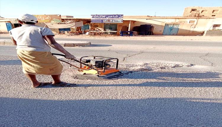 القطن تتحرّك ردم الحفر لتحسين سلامة الطرق وتنشيط حركة المركبات