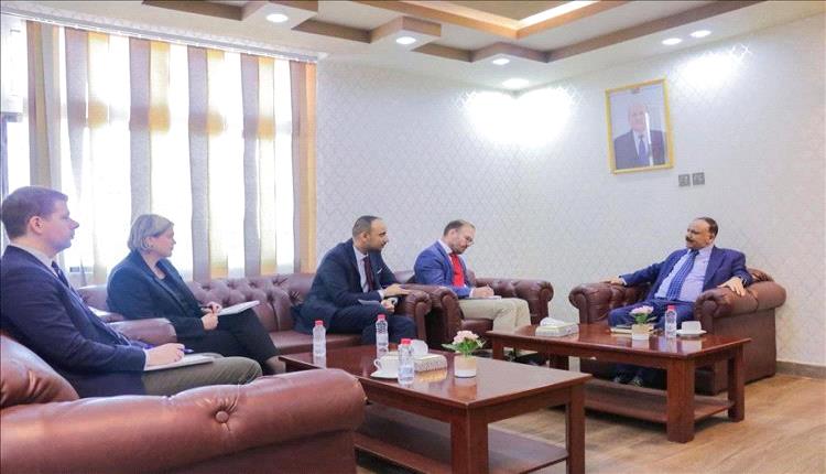 الحكومة تحذّر: الحوثيون يهددون سلامة الطيران المدني وابتزاز شركات الملاحة الجوية