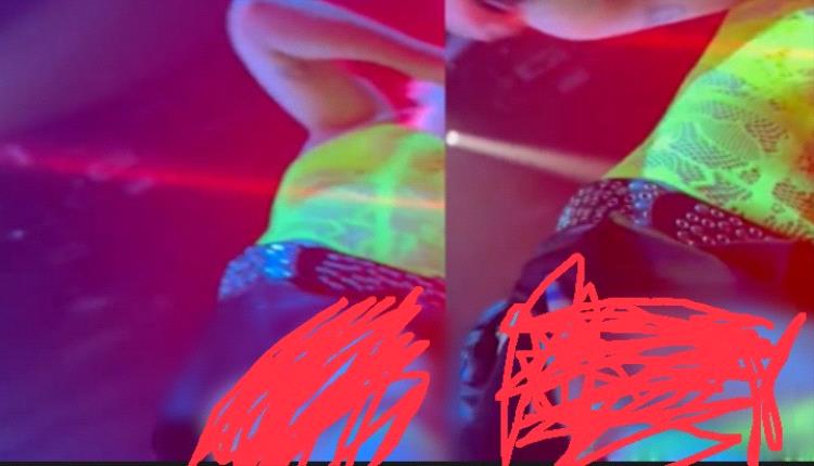 فنانة عالمية تتعرض للتحرش على المسرح.. معجبة تمد يدها تحت التنورة ولقطات توثق الواقعة