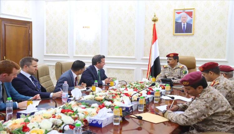 عدن: وزير الدفاع يبحث مع الملحق العسكري البريطاني تعزيز التعاون العسكري وبناء القدرات