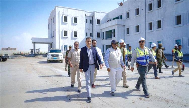 وزير الدولة محافظ عدن يتفقد مدينة الشيخ محمد بن زايد الطبية ويشيد بتقدم المشروع