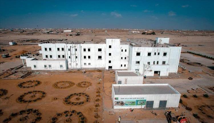 محافظ عدن يتفقد مدينة الشيخ محمد بن زايد الطبية ويشيد بتقدم المشروع
