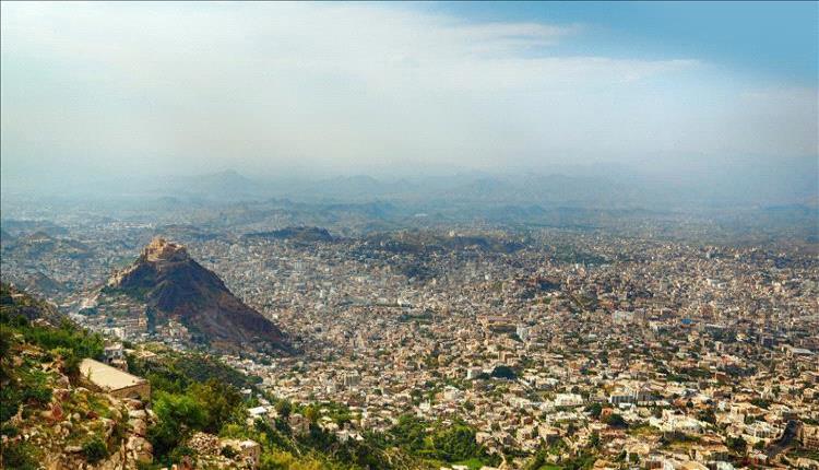 شاب يُقتل بجواره دراجته في تعز وسط غياب الأمن