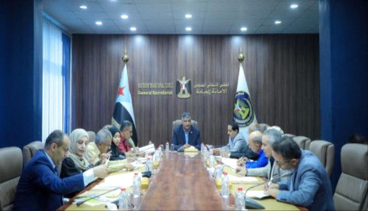 الانتقالي الجنوبي يناقش تدهور الخدمات وانقطاع الرواتب في اجتماعه الدوري بعدن