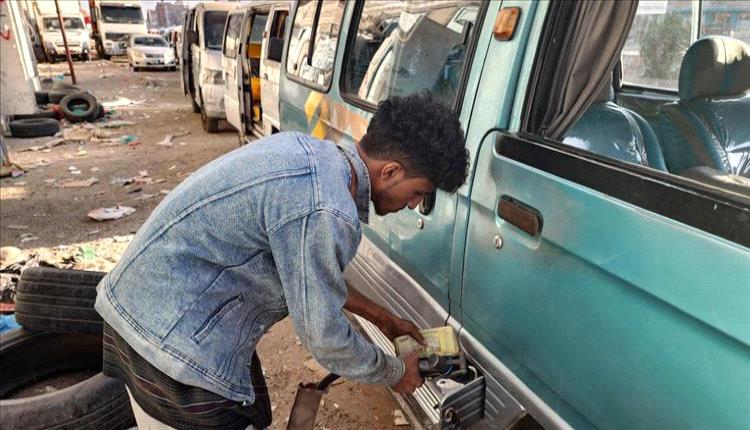 إغلاق موانئ يمنية مثير للجدل يسلط الضوء على تهريب النفط وإيرادات الدولة"