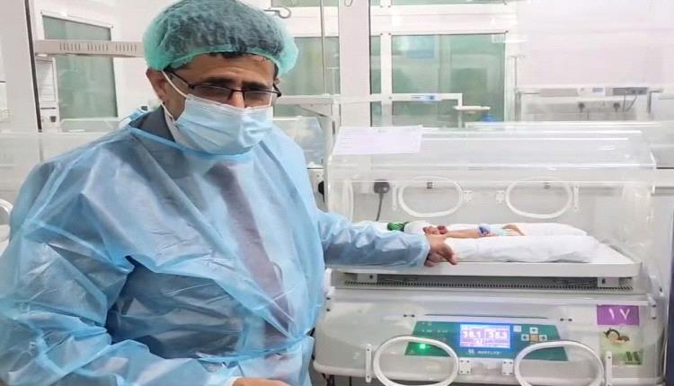 وجع وطن.. أب يختار أن يموت قلبه بدل أن يموت طفله ألف مرة