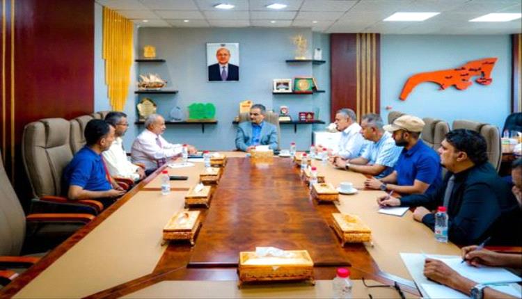 محافظ عدن يستعين بالجيولوجيا لاحتواء مخاطر الانهيارات الصخرية