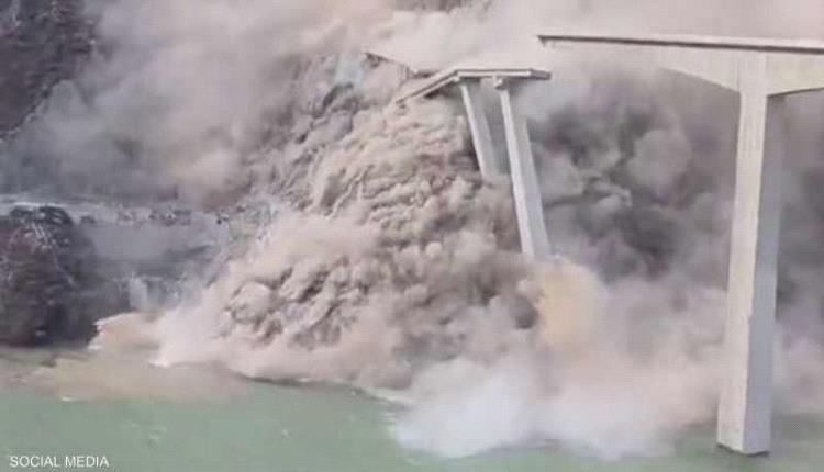 انهيار جسر عملاق بعد أشهر من افتتاحه