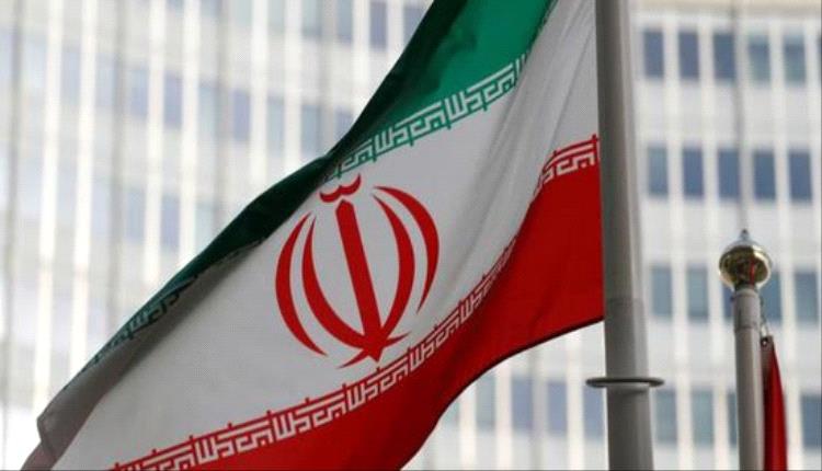 إيران توقف رجلين بزيّ عسكري وعلم الشاه السابق في طهران
