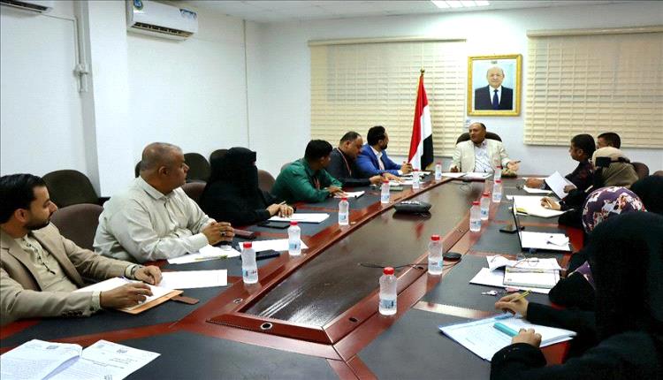 نائب وزير الصناعة يناقش توطين الصناعة الدوائية وتعزيز الاستثمار في الأدوية بالمحافظات الجنوبية