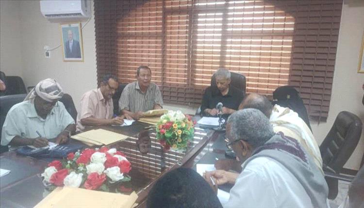 محافظ لحج يترأس اجتماعًا لمناقصة مشاريع خدمية لتعزيز البنية التحتية
