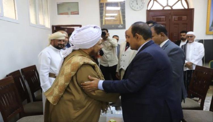 محافظ حضرموت يزور الحبيب عمر بن حفيظ ويؤكد أهمية الشراكة في تعزيز القيم والوعي المجتمعي
