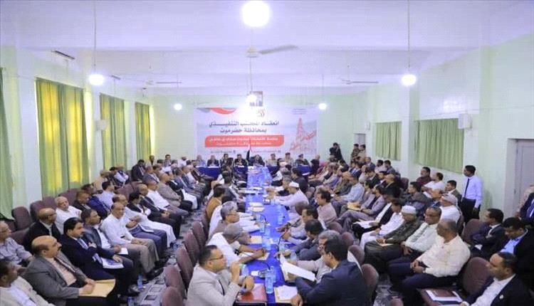 حضرموت أولى المحافظات تدعم توريد الإيرادات للبنك المركزي وتعزز الإصلاحات الاقتصادية