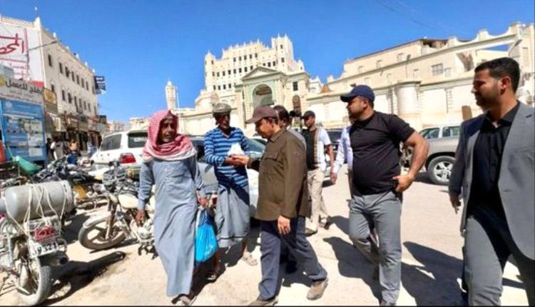 محافظ حضرموت يتفقد سوق قصر سيئون ويشدد على إعادة تأهيله وتعزيز الخدمات للمواطنين