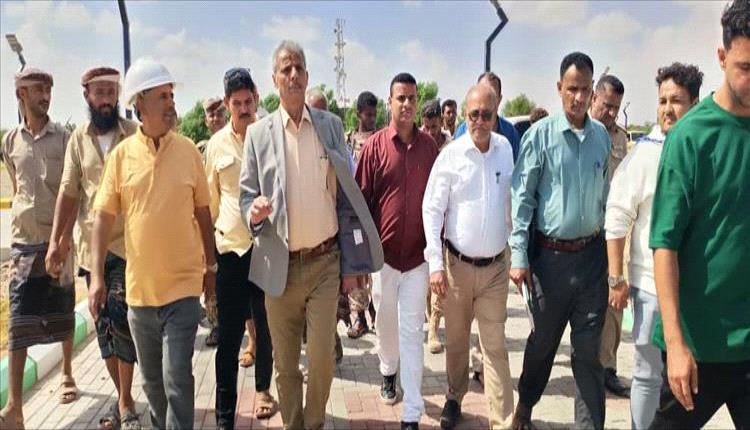 محافظ لحج يتفقد سير العمل في مشروع حديقة لحج الكبرى