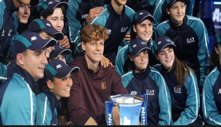 يانيك سينر يهزم كارلوس ألكاراز ويحتفظ بلقب رابطة محترفي التنس