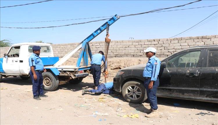 شرطة الحديدة تشنّ حملة لإزالة المركبات المتوقفة وتُنظّم عمل الورش لتحسين الحركة المرورية
