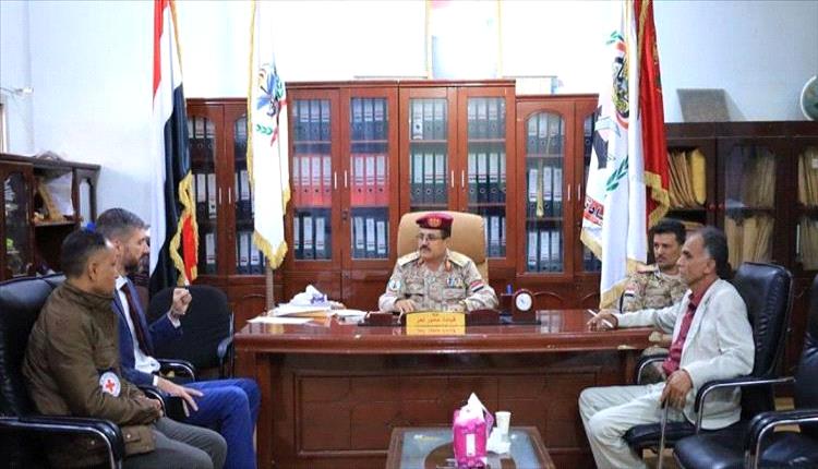أركان حرب تعز يعزز التعاون الإنساني مع الصليب الأحمر

