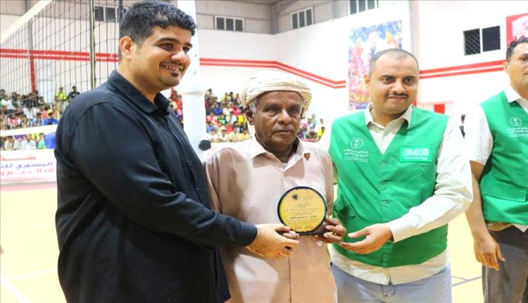 أهلي الغيل يكرم صالح بافطيم ضمن رواد الكرة الطائرة بحضرموت
