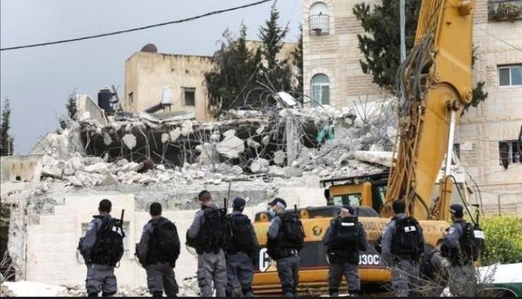 الاحتلال يبلغ بهدم مسجد وعدد من المساكن الفلسطينية