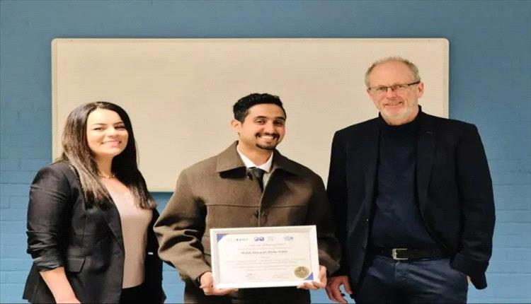 باحث يمني يحقق إنجازًا عالميًا رغم قيود السفر